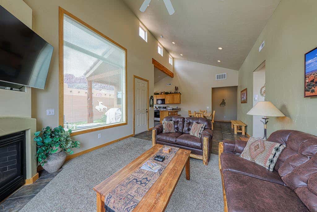Charming Condo with Mountain Views and Seasonal Pool & Hot Tub - Close to Town
