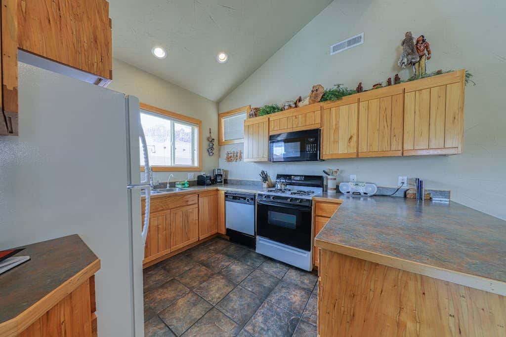 Charming Condo with Mountain Views and Seasonal Pool & Hot Tub - Close to Town