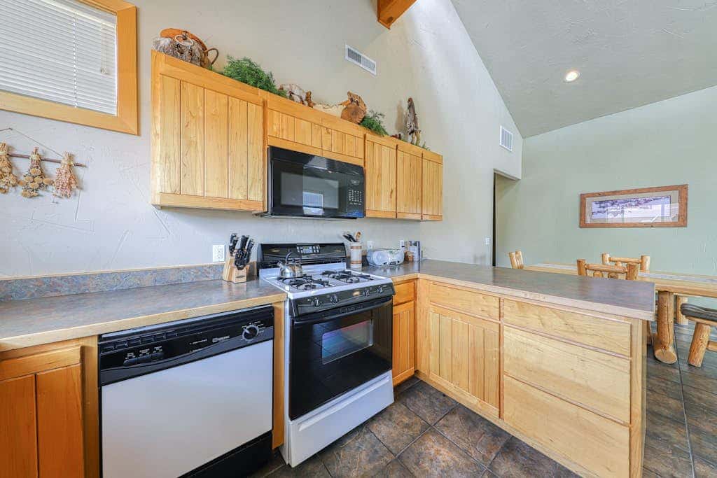 Charming Condo with Mountain Views and Seasonal Pool & Hot Tub - Close to Town