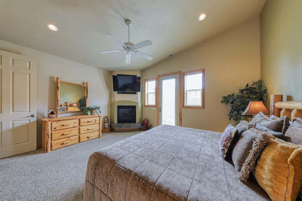 Charming Condo with Mountain Views and Seasonal Pool & Hot Tub - Close to Town
