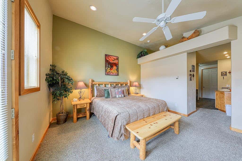 Charming Condo with Mountain Views and Seasonal Pool & Hot Tub - Close to Town