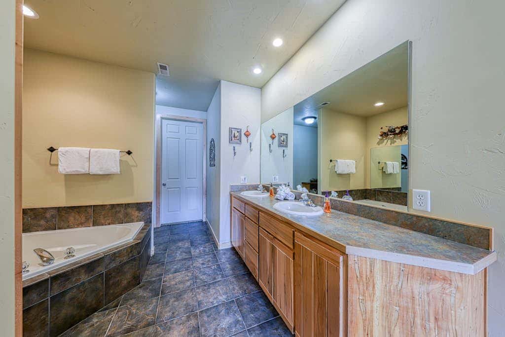Charming Condo with Mountain Views and Seasonal Pool & Hot Tub - Close to Town