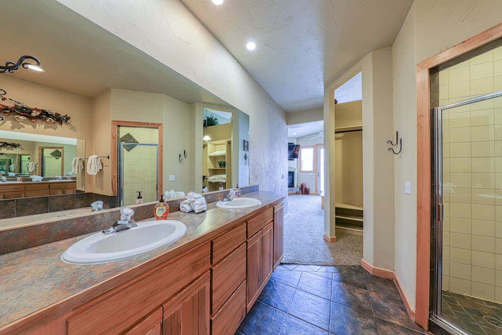 Charming Condo with Mountain Views and Seasonal Pool & Hot Tub - Close to Town