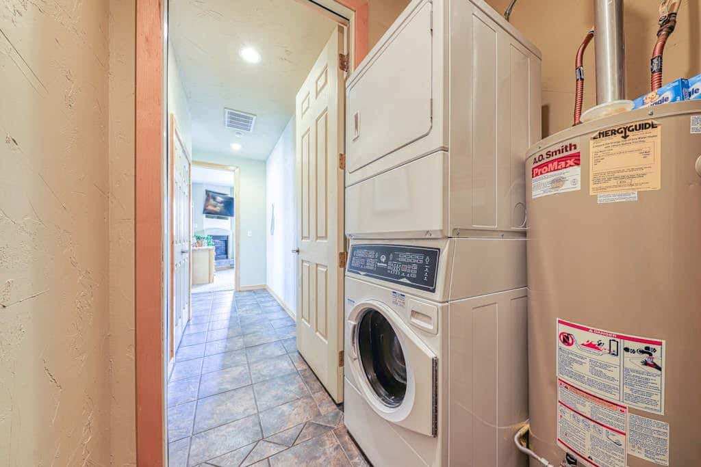 Charming Condo with Mountain Views and Seasonal Pool & Hot Tub - Close to Town