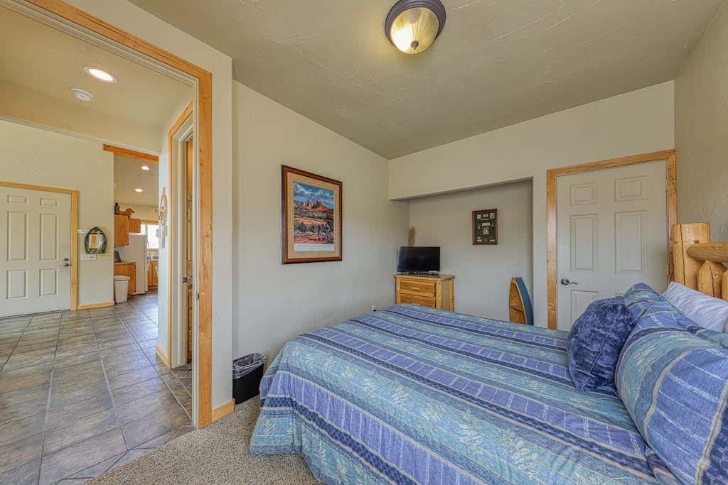 Charming Condo with Mountain Views and Seasonal Pool & Hot Tub - Close to Town