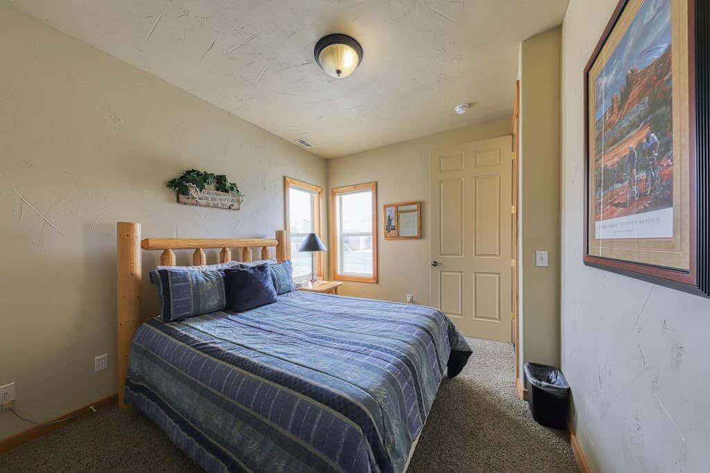 Charming Condo with Mountain Views and Seasonal Pool & Hot Tub - Close to Town
