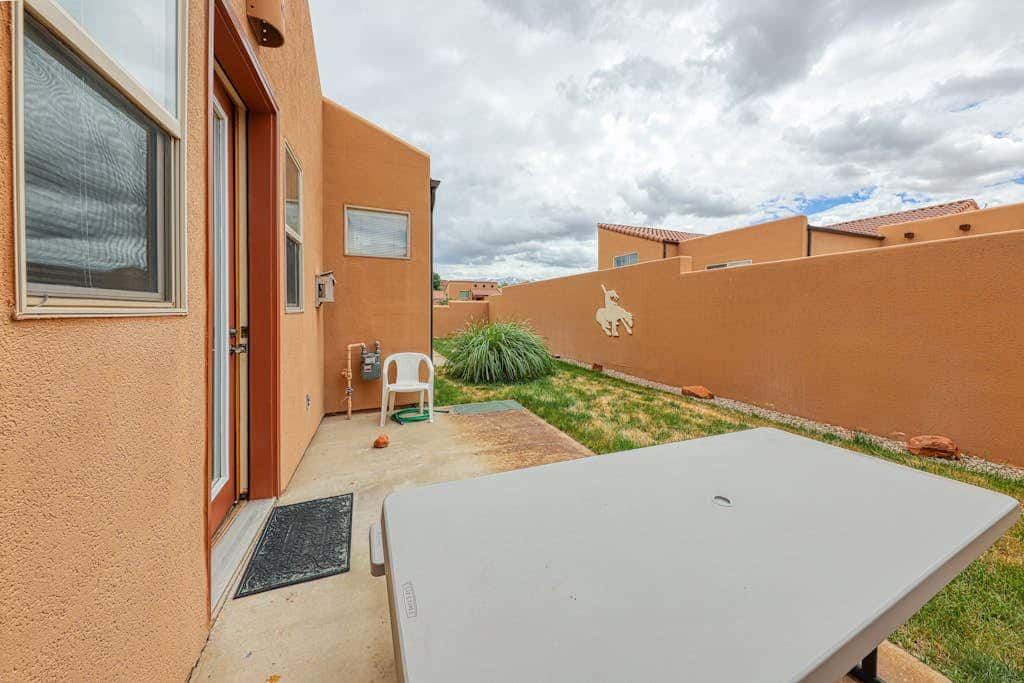 Charming Condo with Mountain Views and Seasonal Pool & Hot Tub - Close to Town