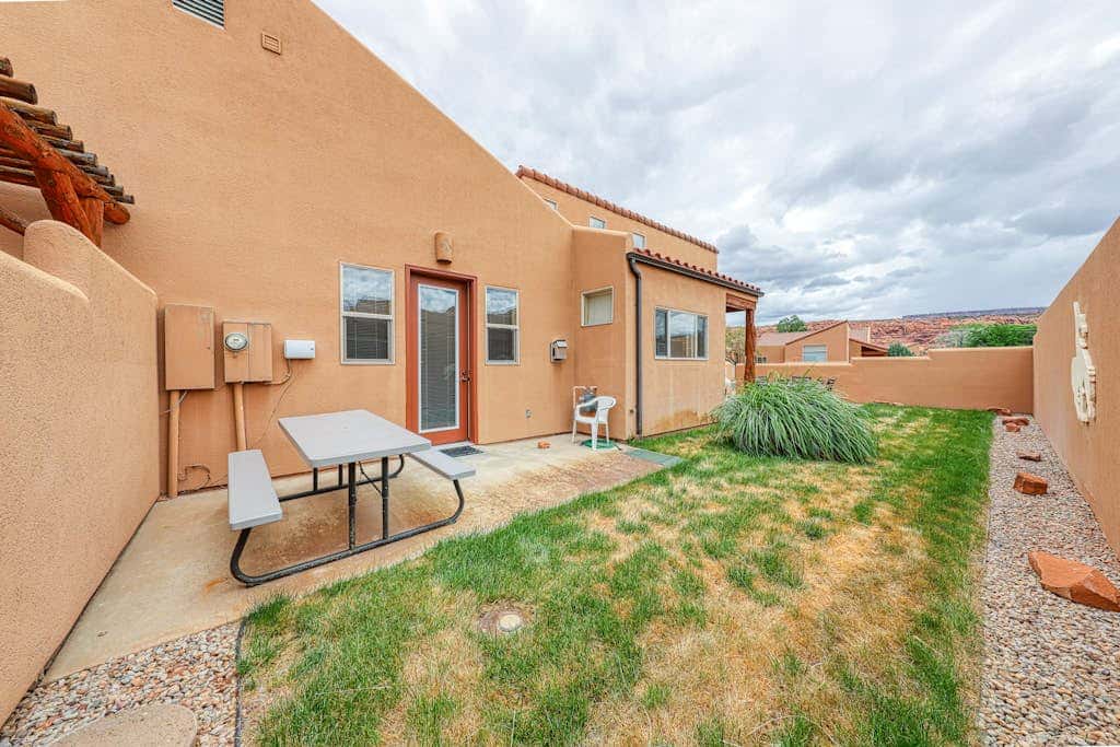 Charming Condo with Mountain Views and Seasonal Pool & Hot Tub - Close to Town