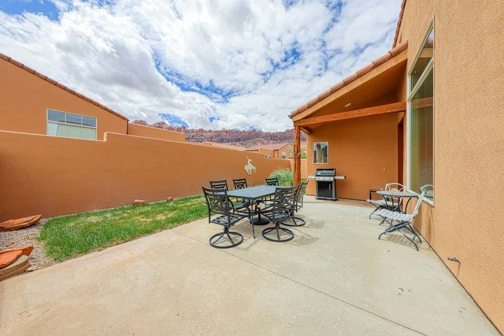 Charming Condo with Mountain Views and Seasonal Pool & Hot Tub - Close to Town