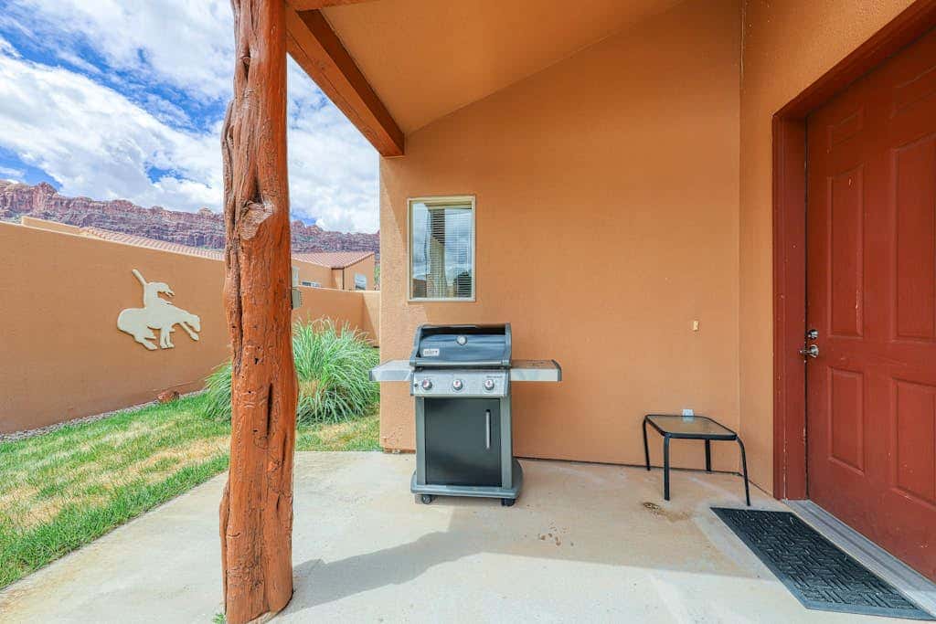Charming Condo with Mountain Views and Seasonal Pool & Hot Tub - Close to Town