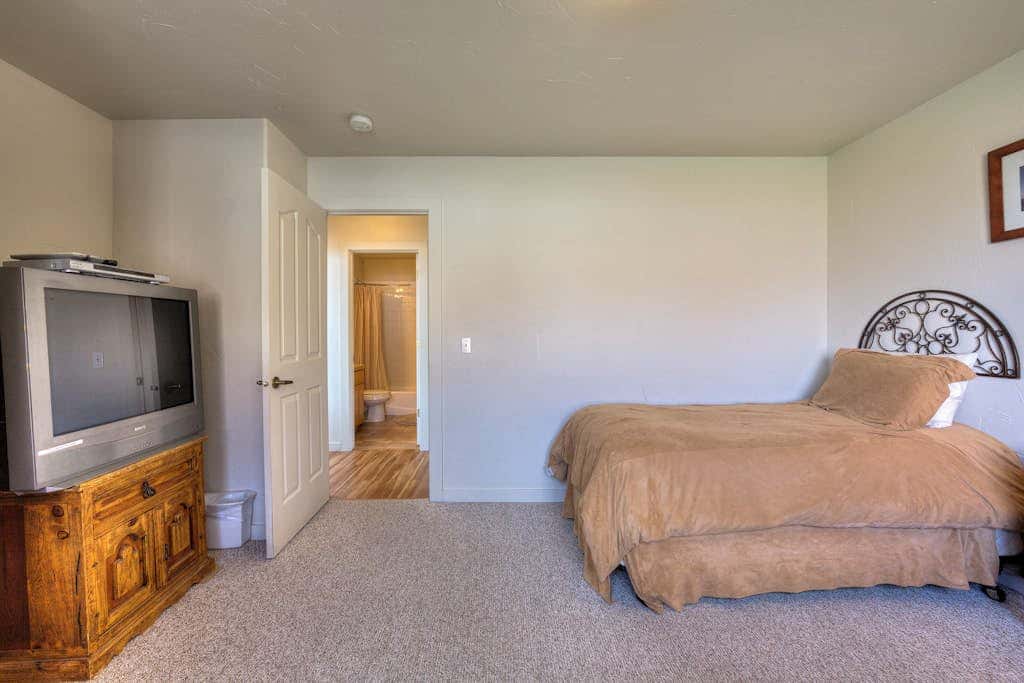Mountain Rim Village View Home with Private Hot Tub and Shared Pool - Dog Friendly
