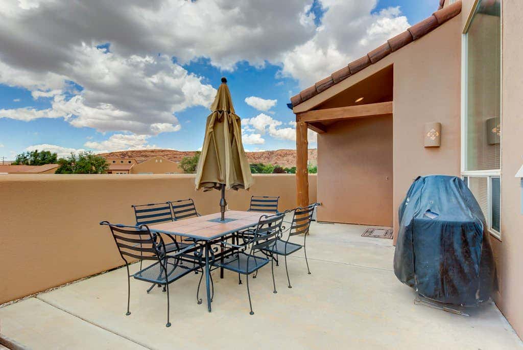 Mountain Rim Village View Home with Private Hot Tub and Shared Pool - Dog Friendly