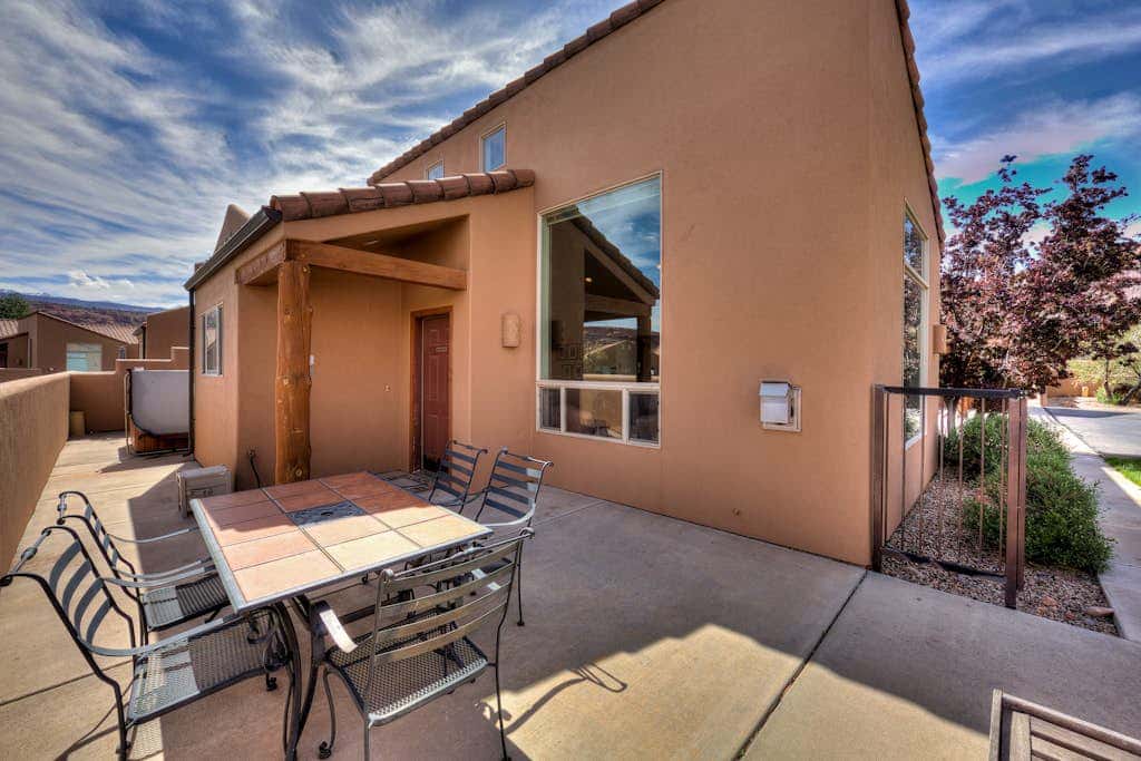 Mountain Rim Village View Home with Private Hot Tub and Shared Pool - Dog Friendly