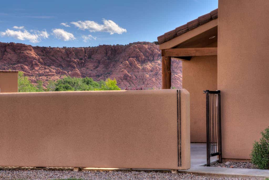 Mountain Rim Village View Home with Private Hot Tub and Shared Pool - Dog Friendly
