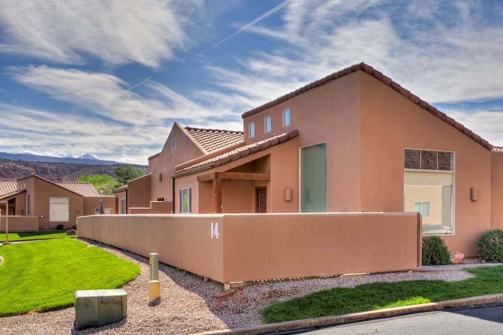Mountain Rim Village View Home with Private Hot Tub and Shared Pool - Dog Friendly