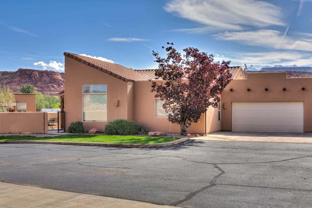 Mountain Rim Village View Home with Private Hot Tub and Shared Pool - Dog Friendly