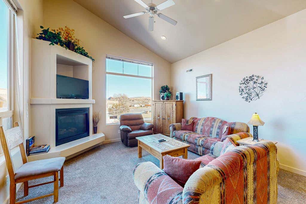 Family Friendly Home with Mountain View,  Great Locale, Seasonal Pool & Hot Tub