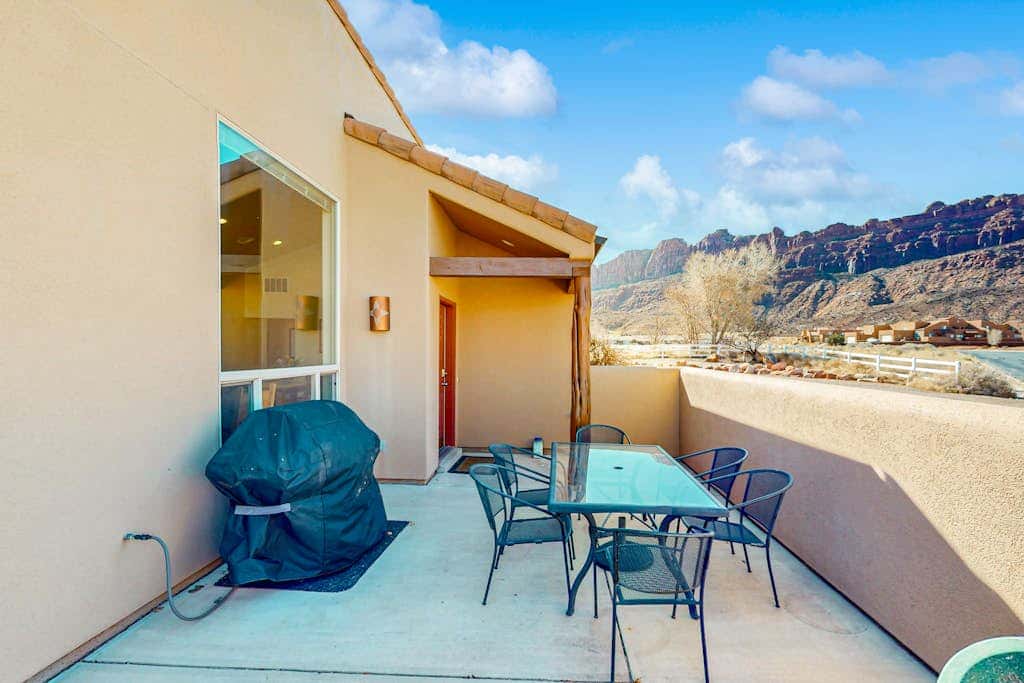 Family Friendly Home with Mountain View,  Great Locale, Seasonal Pool & Hot Tub