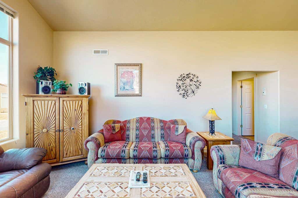 Family Friendly Home with Mountain View,  Great Locale, Seasonal Pool & Hot Tub