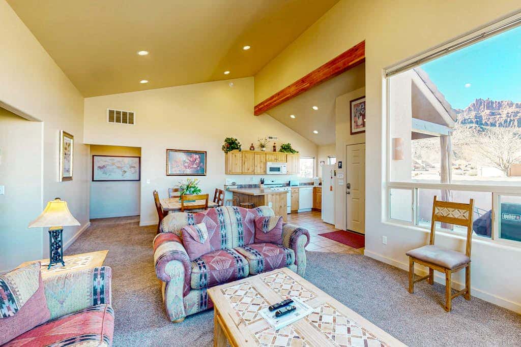 Family Friendly Home with Mountain View,  Great Locale, Seasonal Pool & Hot Tub