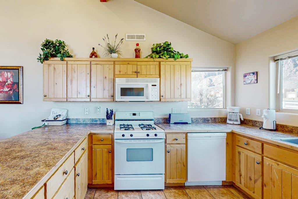 Family Friendly Home with Mountain View,  Great Locale, Seasonal Pool & Hot Tub