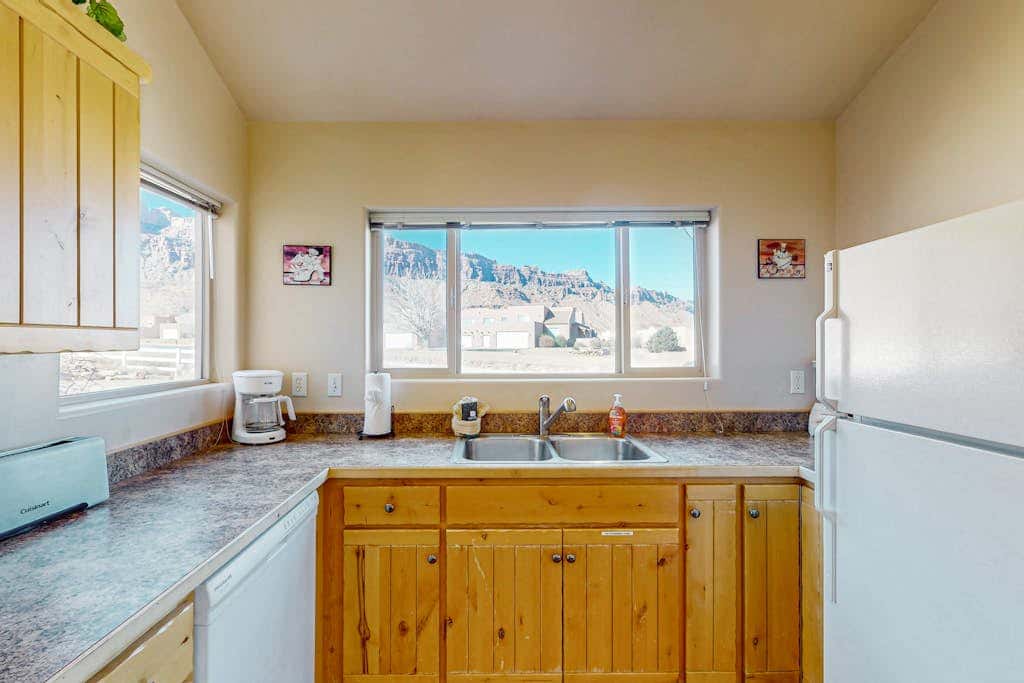Family Friendly Home with Mountain View,  Great Locale, Seasonal Pool & Hot Tub