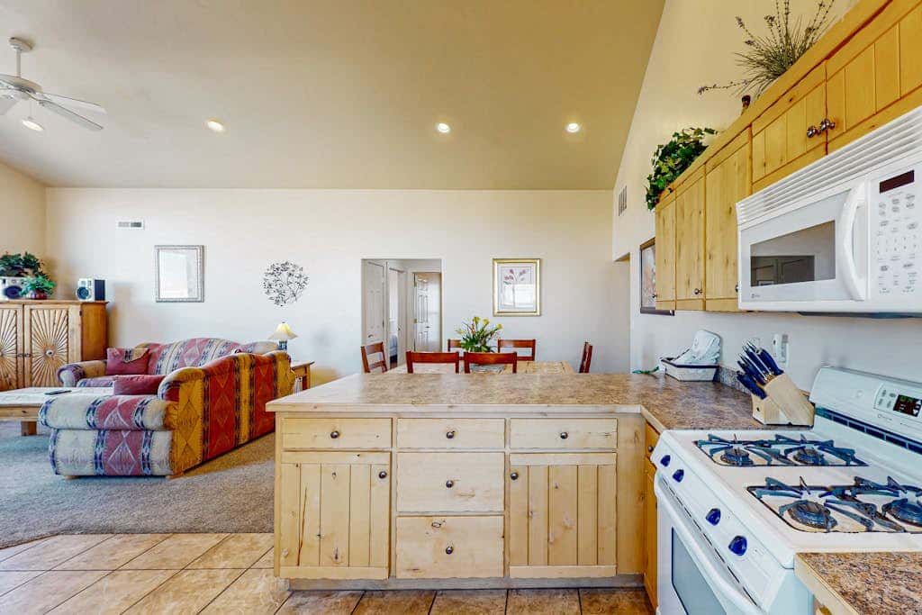 Family Friendly Home with Mountain View,  Great Locale, Seasonal Pool & Hot Tub