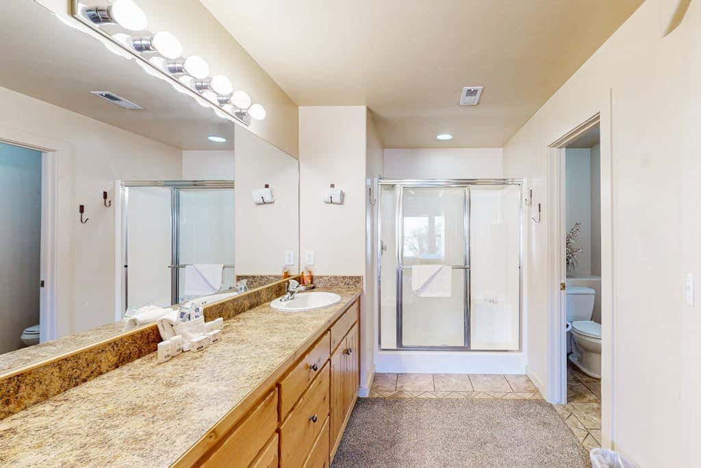 Family Friendly Home with Mountain View,  Great Locale, Seasonal Pool & Hot Tub