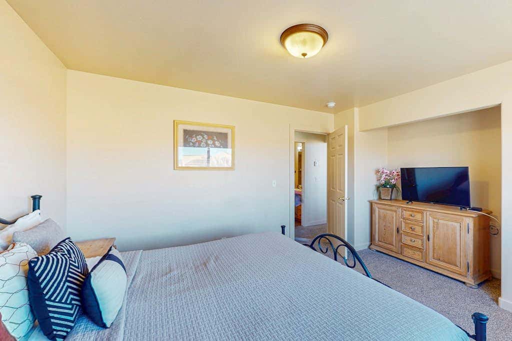 Family Friendly Home with Mountain View,  Great Locale, Seasonal Pool & Hot Tub