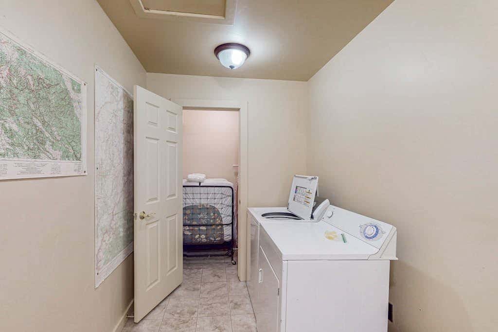 Family Friendly Home with Mountain View,  Great Locale, Seasonal Pool & Hot Tub