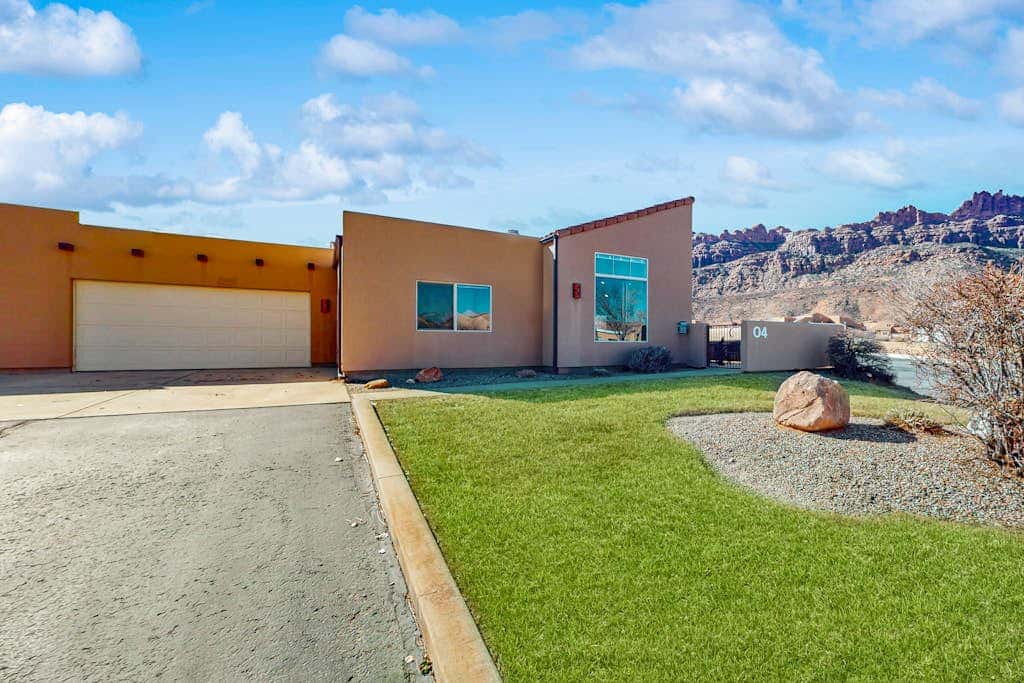 Family Friendly Home with Mountain View,  Great Locale, Seasonal Pool & Hot Tub