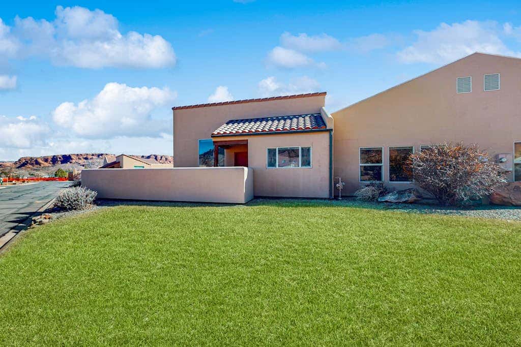 Family Friendly Home with Mountain View,  Great Locale, Seasonal Pool & Hot Tub