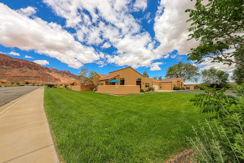 Lovely 3BR Mountainview with Pool and Hot Tub