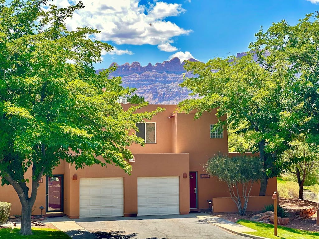Redesigned Red Rock Condo with Golf Course View, Patio, Fireplace, AC and Pool