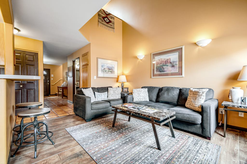 Lovely Townhome with Shared Pool - Dog Friendly 