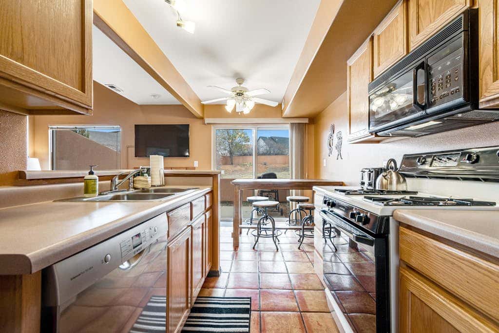 Lovely Townhome with Shared Pool - Dog Friendly 