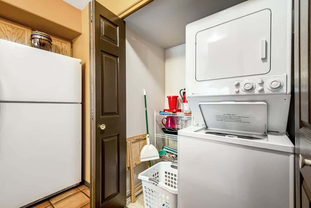 Lovely Townhome with Shared Pool - Dog Friendly 