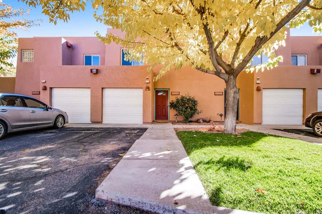 Cozy, Family-Friendly Townhouse with Free WiFi & a Seasonal Shared Pool & Spa