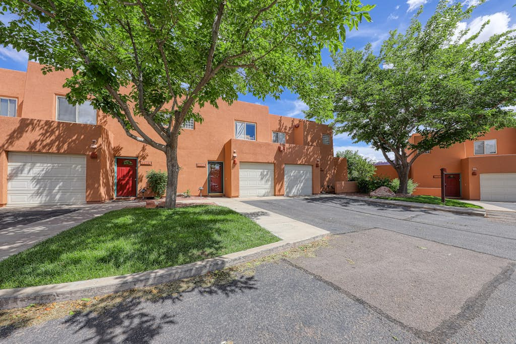 Cozy Condo with Moab Rim View, Wifi, Fireplace, Grill, and Seasonal Heated Pool