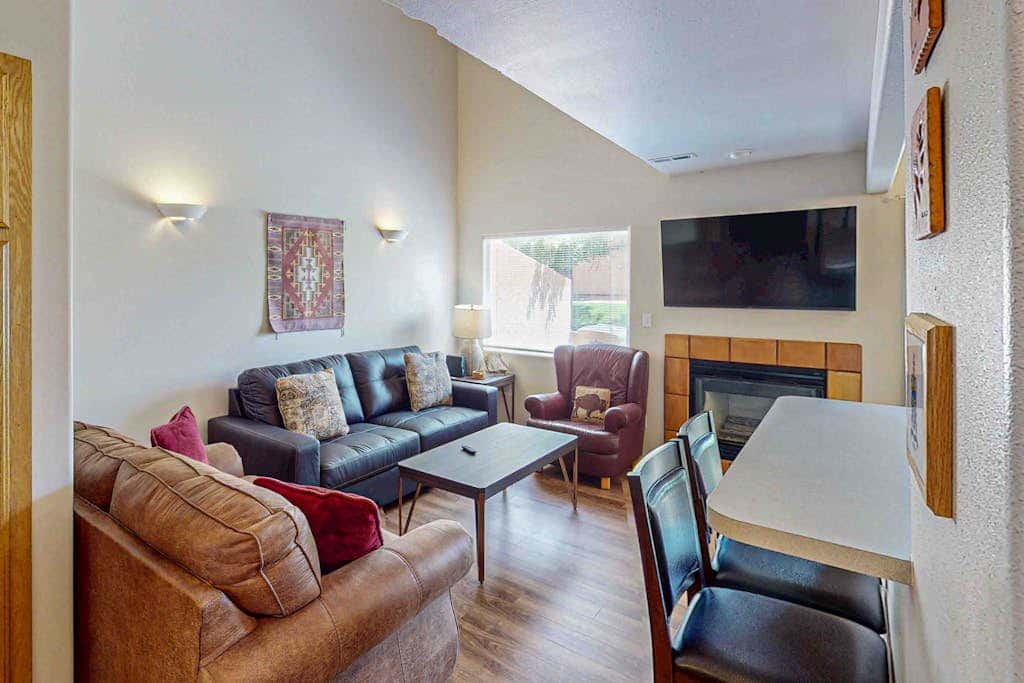 Cozy Condo with Moab Rim View, Wifi, Fireplace, Grill, and Seasonal Heated Pool
