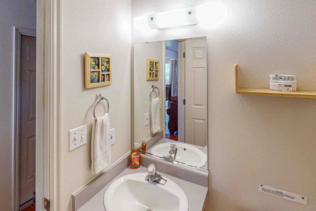 Cozy Condo with Moab Rim View, Wifi, Fireplace, Grill, and Seasonal Heated Pool