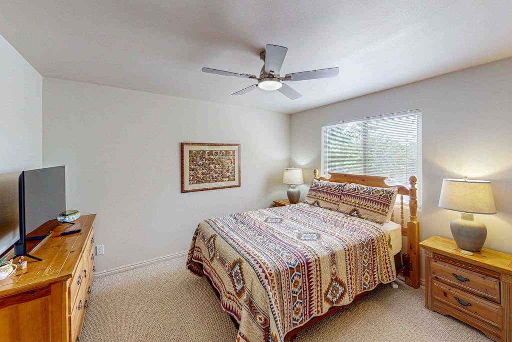 Cozy Condo with Moab Rim View, Wifi, Fireplace, Grill, and Seasonal Heated Pool