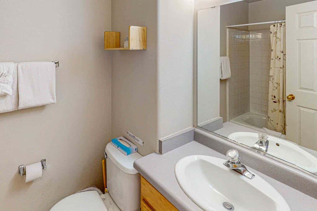 Cozy Condo with Moab Rim View, Wifi, Fireplace, Grill, and Seasonal Heated Pool