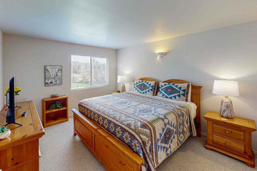 Cozy Condo with Moab Rim View, Wifi, Fireplace, Grill, and Seasonal Heated Pool