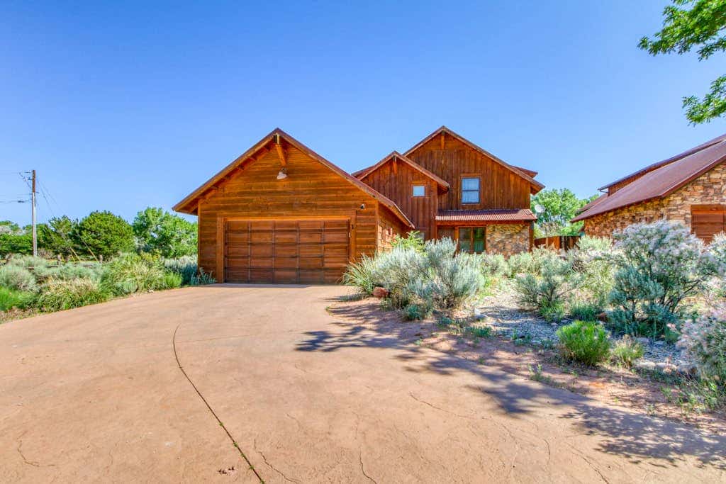Welcoming 3BR Moab Home with WiFi and Stunning Mountain Views - Dog Friendly