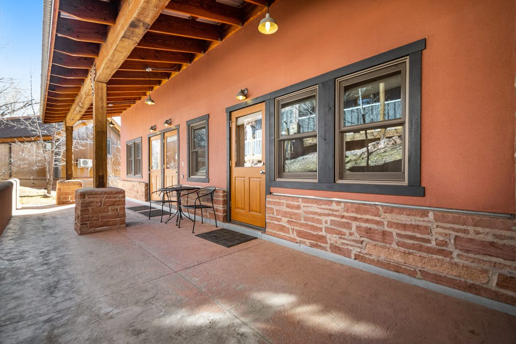Bright Condo Near Downtown with WiFi & AC - Near Parks