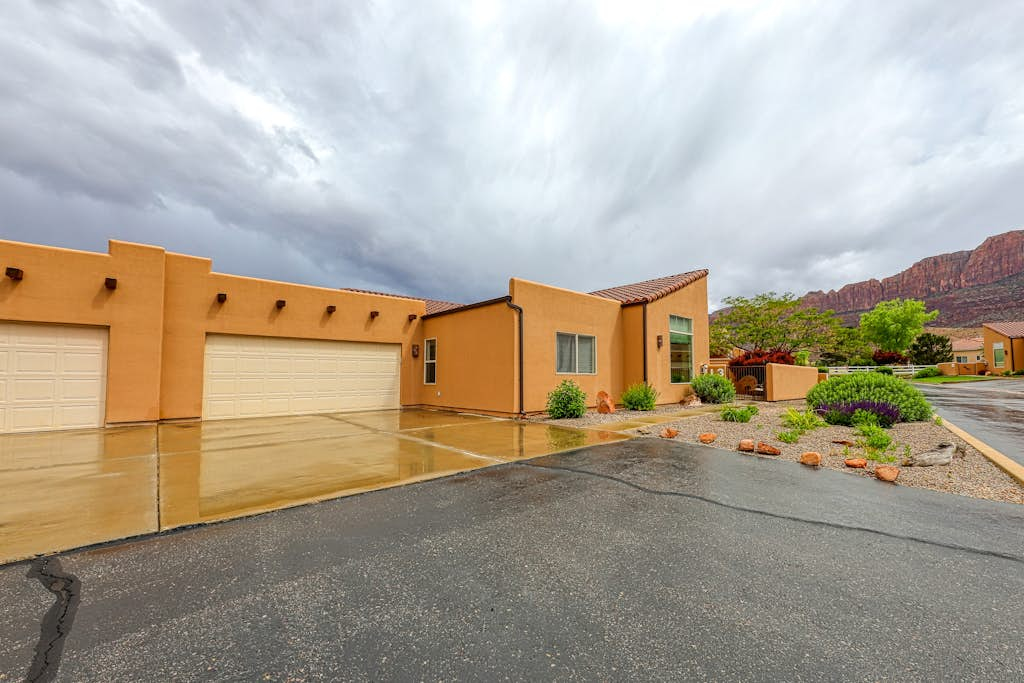 Comfortable Home with Mountain Views and Shared Seasonal Hot Tub and Pool