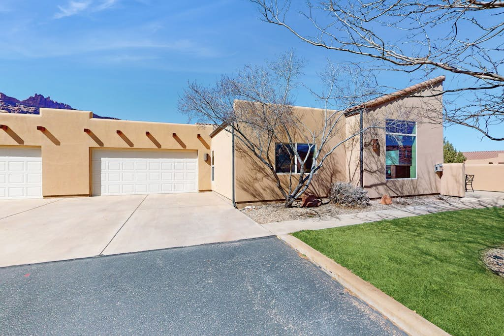 Family-Friendly Home with Shared Seasonal Hot Tub and Pool and Mountain Views