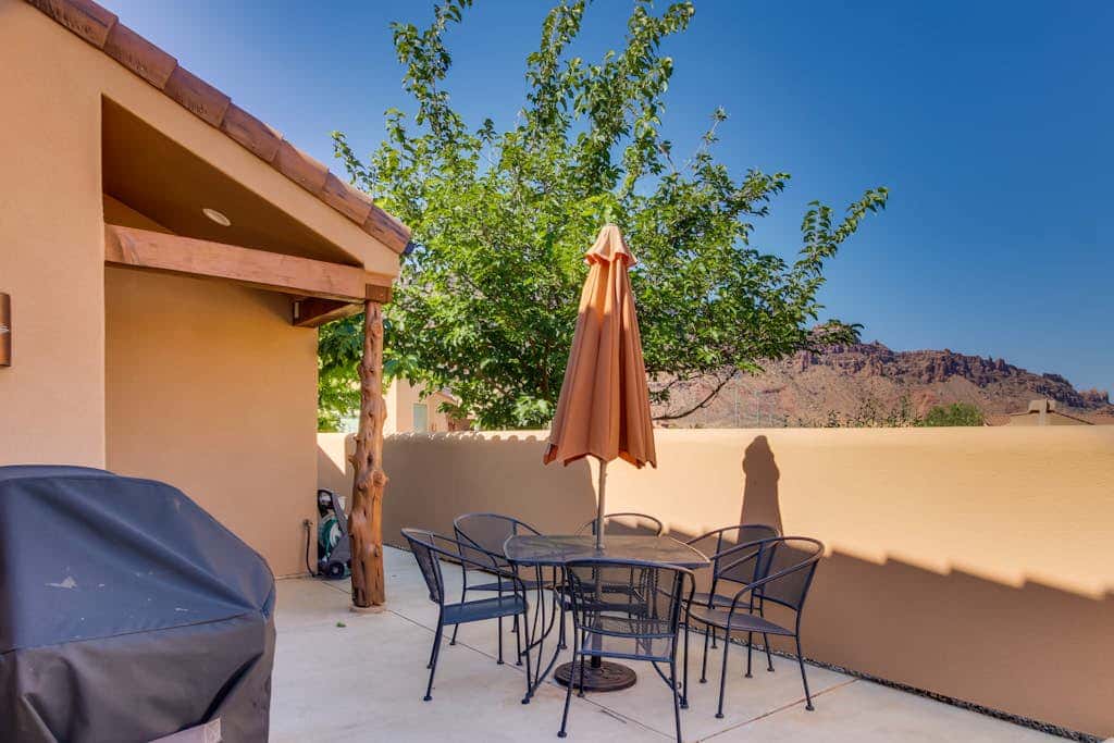 Beautiful Home with Mountain View and Shared Seasonal Pool and Hot Tub - Dog Friendly