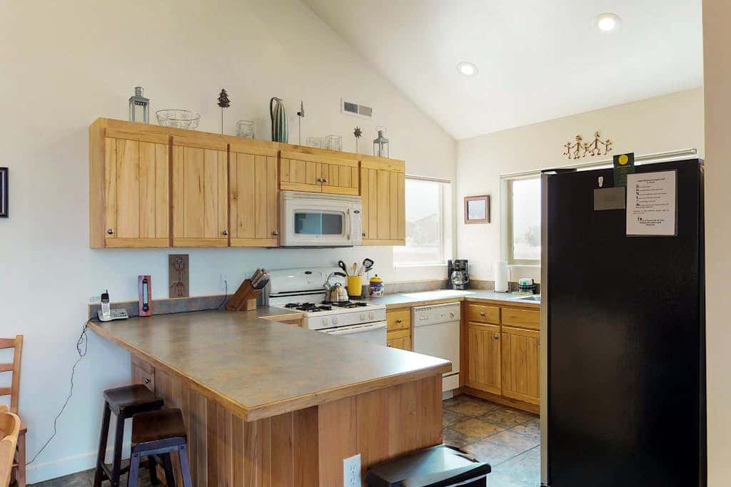 Beautiful Home with Mountain View and Shared Seasonal Pool and Hot Tub - Dog Friendly